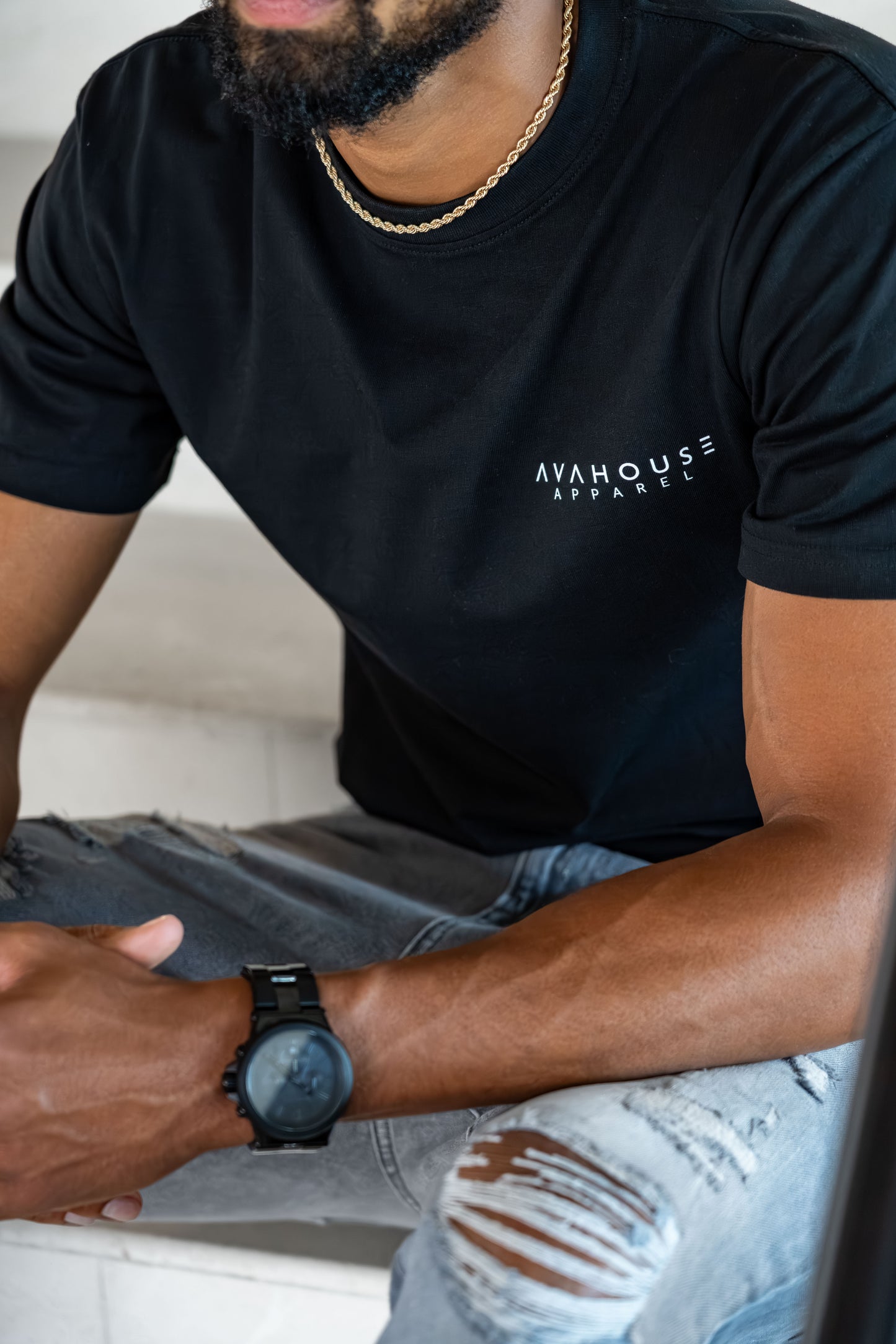 AVAHOUSE Black Classic Tee