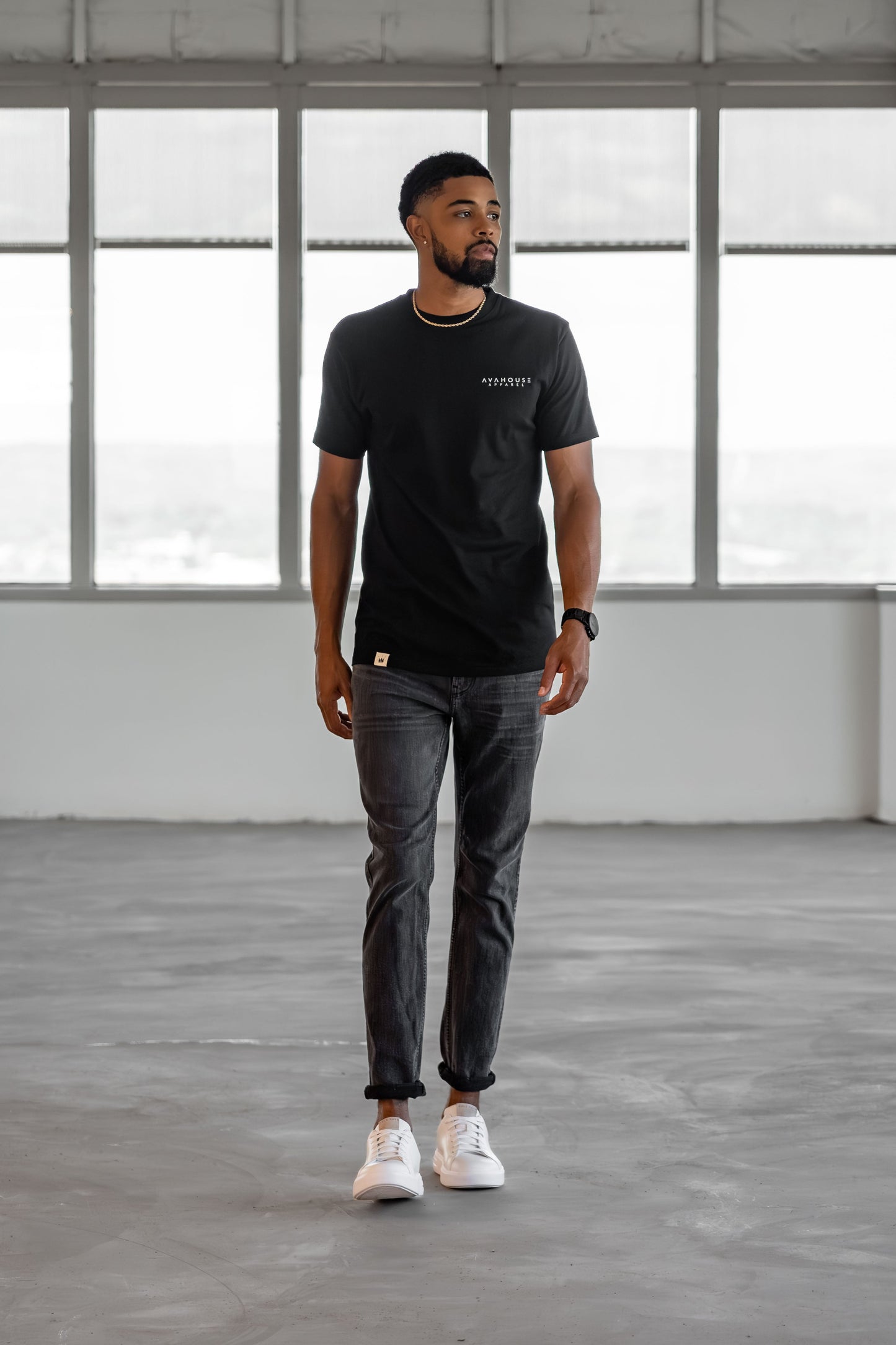 AVAHOUSE Black Classic Tee