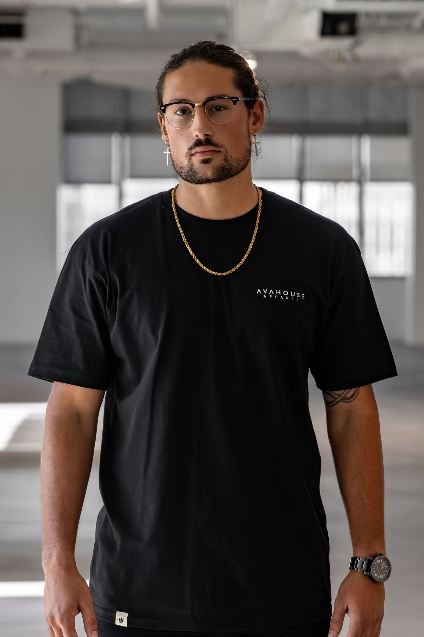 AVAHOUSE Black Classic Tee